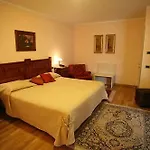Castelbourg Hotel Neive